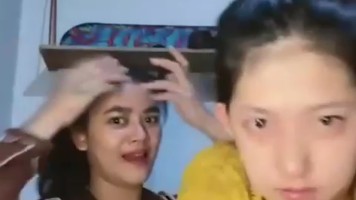 Duo Lesbian Berciuman Kenyot Uting DreamLive